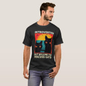 Retro Cat Funny Introverted But Willing To Discuss T-shirt (Voorkant volledig)