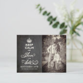 Retro Chalkboard houdt kalm en bespaart de datum g Aankondigingskaart (Staand voorkant)