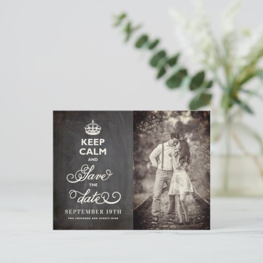 Retro Chalkboard houdt kalm en bespaart de datum g Aankondigingskaart (Staand voorkant)