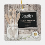 Retro Chalkboard, Mason Jar en Daisy Keramisch Ornament<br><div class="desc">Voeg een naam en meer toe om dit charmante keukenontwerp te personaliseren met een krijtbord,  een  moeraspot,  houtwaren en een madeliefje. Geweldig voor mensen die graag koken. Kunstwerk van Amelia Carrie.</div>