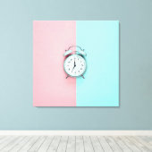 Retro charm lichtblauwe wekker op Roze & Blauwgroe Canvas Afdruk (Insitu (Houten vloer))