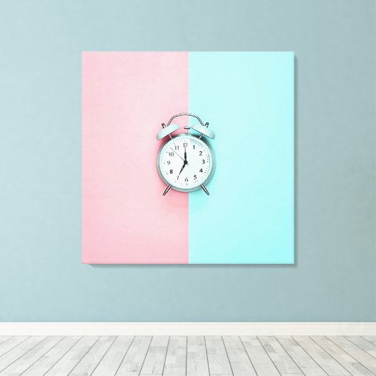 Retro charm lichtblauwe wekker op Roze & Blauwgroe Canvas Afdruk (Insitu (Houten vloer))