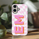 Retro Checkerboard esthetisch monogram iPhone 16 Hoesje<br><div class="desc">Verbeter uw iPhone 16 Pro Max met dit gedurfde, gepersonaliseerde hoesje met een trendy dambordpatroon. Met de mogelijkheid om twee initialen toe te voegen - uw voor- en achternaam - is het ontworpen om uw apparaat een persoonlijk tintje te geven terwijl u een sterke stijlverklaring aflegt. Het dambordontwerp geeft een...</div>