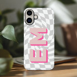 Retro Checkerboard esthetisch monogram iPhone 16 Plus Hoesje<br><div class="desc">Verbeter uw iPhone 16 Pro Max met dit gedurfde, gepersonaliseerde hoesje met een trendy dambordpatroon. Met de mogelijkheid om twee initialen toe te voegen - uw voor- en achternaam - is het ontworpen om uw apparaat een persoonlijk tintje te geven terwijl u een sterke stijlverklaring aflegt. Het dambordontwerp geeft een...</div>