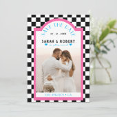 Retro Checkerboard Foto Roze & Blauw Bruiloft Save The Date (Staand voorkant)