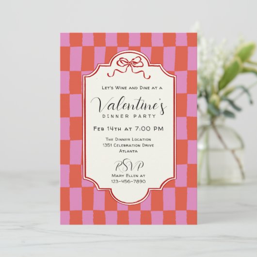 Retro Checkerboard Handdrawn Bow Valentine Dinner Kaart (Staand voorkant)