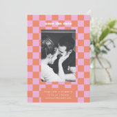 Retro Checkerboard Pink Orange Mod Wedding Photo Save The Date (Staand voorkant)
