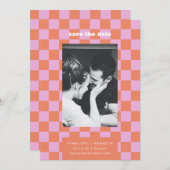 Retro Checkerboard Pink Orange Mod Wedding Photo Save The Date (Voorkant / Achterkant)