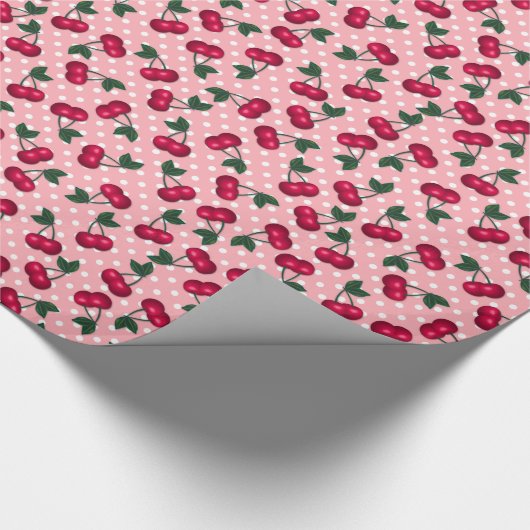 Retro Cherries op Peach Pink Polka Dot Background Cadeaupapier (Hoek)