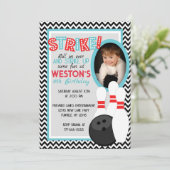 Retro Chevron Bowling Verjaardag Foto uitnodiginge Kaart (Staand voorkant)