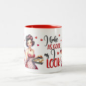 Retro Chic: Pop Art Grappig Humoristisch Quote Tweekleurige Koffiemok (Center)