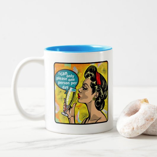 Retro Chic:  Pop Art Inspirerend Quote Tweekleurige Koffiemok (Met donut)