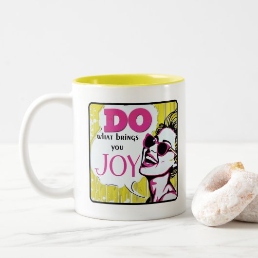 Retro Chic:  Pop Art Inspirerend Quote Tweekleurige Koffiemok (Met donut)