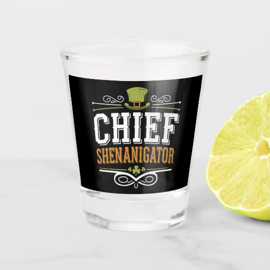 Retro Chief Shenanigator Lucky Leprechaun Hoed Shot Glas (Voorkant)