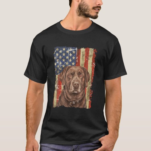 Retro Chocolate Lab met Amerikaanse vlag Gift Choc T-shirt (Voorkant)