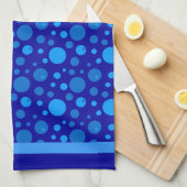 Retro Cirkels en Polka Dots in Blues op Donkerblau Theedoek (Quarter Fold)