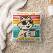 Retro Coffee Cat Vibes – Grappige cafeïne liefhebb Kussen (Deken)