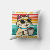 Retro Coffee Cat Vibes – Grappige cafeïne liefhebb Kussen (Achterkant)