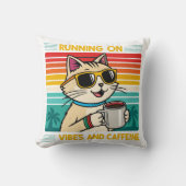 Retro Coffee Cat Vibes – Grappige cafeïne liefhebb Kussen (Voorkant)