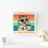 Retro Coffee Cat Vibes – Grappige cafeïne liefhebb Vierkante Klok (Huis)