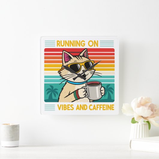 Retro Coffee Cat Vibes – Grappige cafeïne liefhebb Vierkante Klok (Huis)