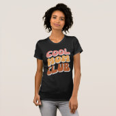 Retro Cool Mom Club in Groovy Waves T-shirt (Voorkant volledig)