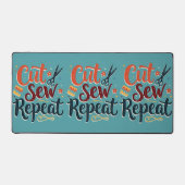 Retro "Cut Sew Repeat" naailiefhebber ontwerp Bureaumat (Voorkant)