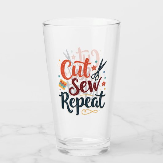 Retro "Cut Sew Repeat" naailiefhebber ontwerp Glas (Achterkant)