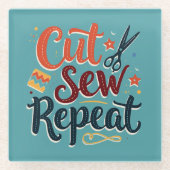 Retro "Cut Sew Repeat" naailiefhebber ontwerp Glazen Onderzetter (Voorkant)