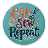 Retro "Cut Sew Repeat" naailiefhebber ontwerp Keramische Knop (Voorkant)
