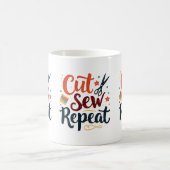 Retro "Cut Sew Repeat" naailiefhebber ontwerp Koffiemok (Center)