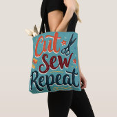 Retro "Cut Sew Repeat" naailiefhebber ontwerp Tote Bag (Dichtbij)