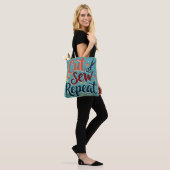 Retro "Cut Sew Repeat" naailiefhebber ontwerp Tote Bag (Op model)