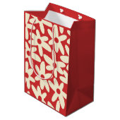 Retro Daisies Floral Pattern Red en Cream Medium Cadeauzakje (Achterkant Gekanteld)