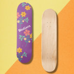 Retro Daisy Bouquet Pattern in Paarse skateboard<br><div class="desc">Retro Daisy Bouquet Pattern in Paarse Skateboard. Groovy,  girale,  zoete en vrouwelijke bloemen vormgegeven door Dreaming Cocoon. Personaliseer en voeg jouw naam aan het skateboardedek toe. Een gave cadeau voor een speciaal meisje als jij.</div>