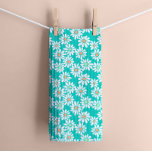 Retro Daisy Florals op Blauwgroen Groen Theedoek<br><div class="desc">Verhoog je keuken met de eigenzinnige en kitschy charme van deze retro bloemendaisy keukenhanddoek uit de jaren 60. Deze keukenbenodigdheden hebben een heerlijk madeliefpatroon met witte bloemblaadjes en pastelgroene en oranje centra, geplaatst tegen een felle blauwgroen achtergrond. De zachte contrast creëer is een rustgevende maar levendige esthetiek, waardoor deze handdoek...</div>