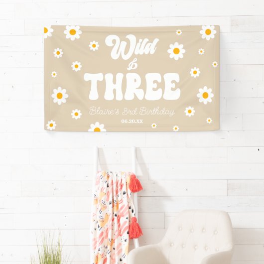 Retro Daisy Flower Wild & Drie 3e Verjaardagsfeest Spandoek (Insitu)