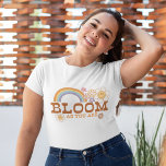 Retro Daisy quote Bloom zoals u bent T-shirt<br><div class="desc">Het kleurrijke grafische ontwerp is voorzien van een levendige regenboog, omringd door maffia's en vlinders, die je eraan herinneren om je unieke schoonheid te omarmen en je positiviteit te verspreiden waar je ook maar wilt. Het citaat "Bloom as you are" is een krachtige herinnering om trouw te zijn aan jezelf...</div>