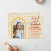 Retro Daisy Rainbow 3e verjaardag foto uitnodiging (Voorkant / Achterkant in situ)