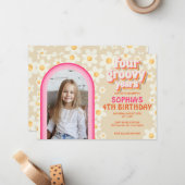 Retro Daisy Rainbow 4e verjaardag foto uitnodiging (Voorkant / Achterkant in situ)