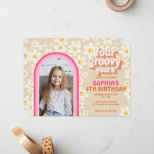 Retro Daisy Rainbow 4e verjaardag foto uitnodiging (Voorkant / Achterkant in situ)