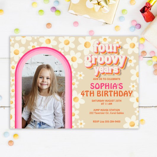 Retro Daisy Rainbow 4e verjaardag foto uitnodiging