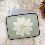 Retro Daisy Sage Green Custom Name Laptop Sleeve<br><div class="desc">Voeg jouw naam toe aan dit schattige salie groene laptop hoesje met een enkele crème madeliefje</div>