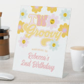 Retro Daisy Two Groovy Birthday Welcome Sign Reclamebord Met Voetstuk (Insitu)