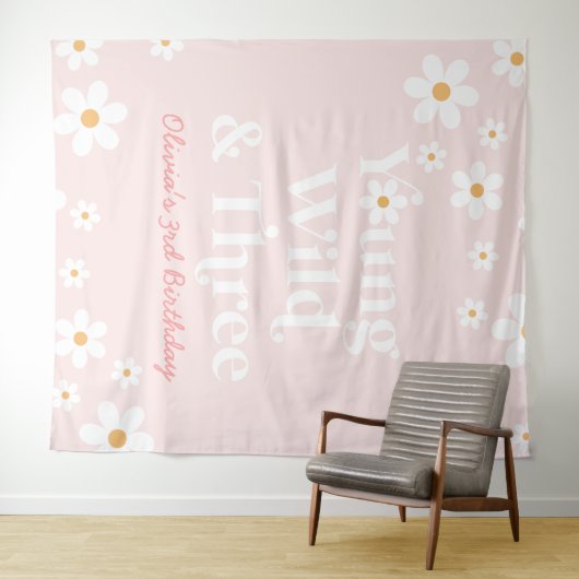 Retro Daisy Young Wild and Three Birthday Wandkleed (In Situ (horizontaal))