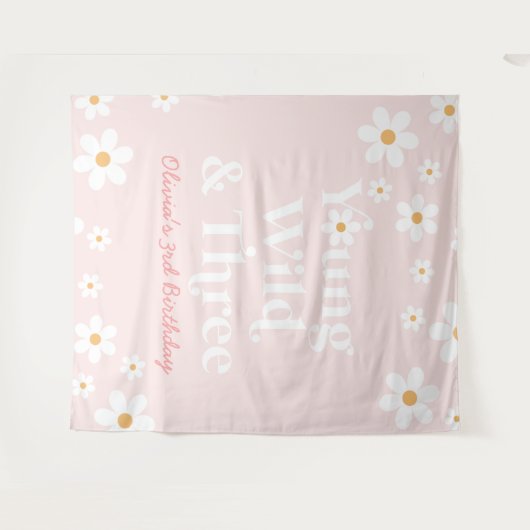 Retro Daisy Young Wild and Three Birthday Wandkleed (Voorkant (horizontaal))