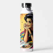Retro dame op het strand die droomt over mode waterfles (Links)