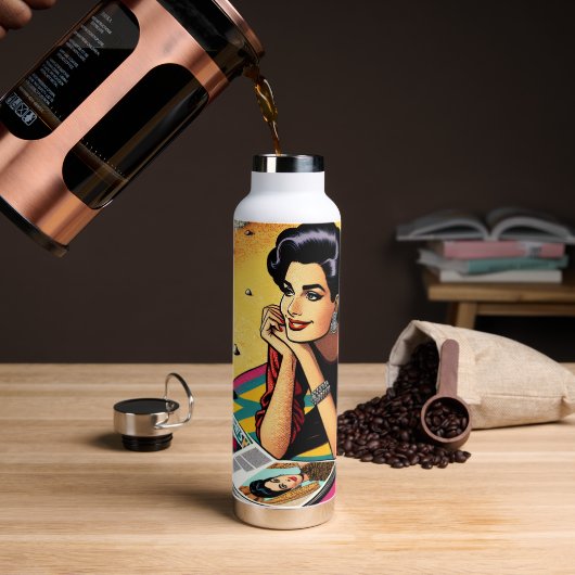Retro dame op het strand die droomt over mode waterfles (Koffie)