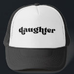 Retro Daughter Black en White Trucker Pet<br><div class="desc">"dochter" in retro stijldoopvont,  is de kleur editable; voeg uw eigen naam toe indien gewenst en kies haatstijl.</div>