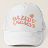 Retro Dazed en Engaged Bachelorette Trucker Hat Trucker Pet (Voorkant)